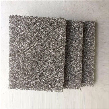 Porėtas metalo putplastis